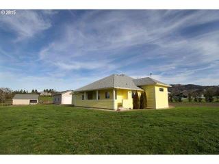 145 Cross Creek Dr, Roseburg, OR 97471-9802