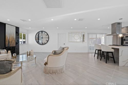 300 Brookhurst St, Anaheim CA  92801-5608 exterior