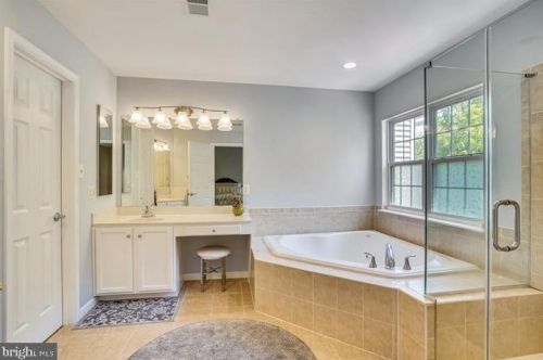 7328 Hampton Manor Pl, Springfield VA  22150-4921 exterior