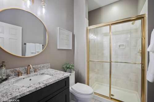 8 Clubside Ct, Willowbrook IL  60527-8129 exterior