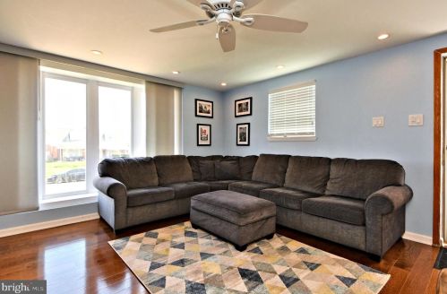 9312 Lansford St, Philadelphia, PA 19114-3617