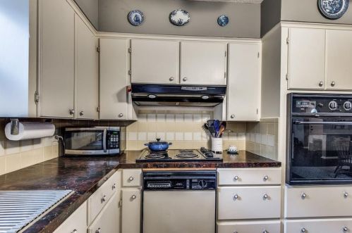 2119 Royal Oaks Dr, Irving TX 75060-5130 exterior