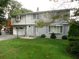 29 Robin Hood Rd, Cranston, RI 02921-1911