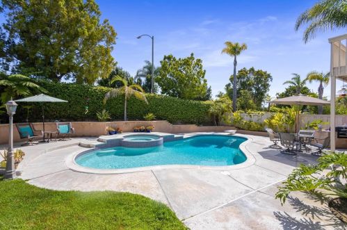 1972 White Birch Dr, Vista, CA 92081-7316