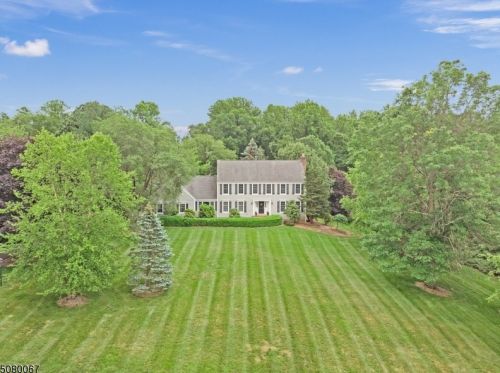22 Tiger Hill Dr, Gladstone, NJ 07934-2109