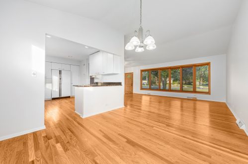 1037 Heatherfield Ln, Glenview, IL 60025-3330