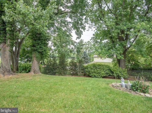 2106 Lyndell Dr, Lancaster PA  17601-5728 exterior