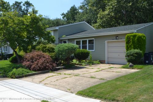 29 Dartmouth Dr, Hazlet, NJ 07730-2322