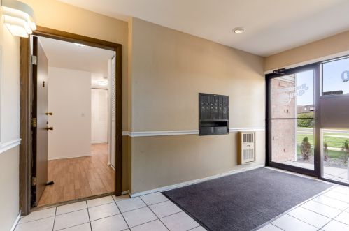 500 Bayside Dr, Palatine, IL 60074-3206
