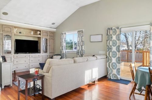 54 Brown Ave, Providence, RI 02911-1404