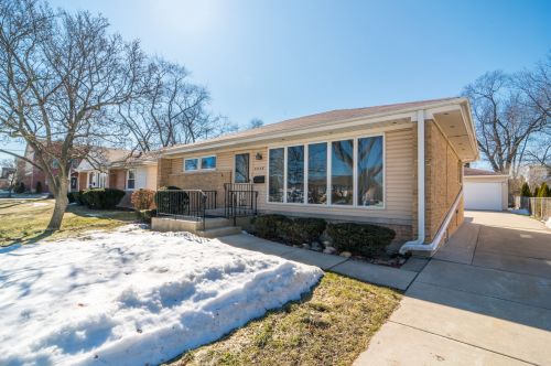 8206 Ozanam Ave, Niles, IL 60714-2453