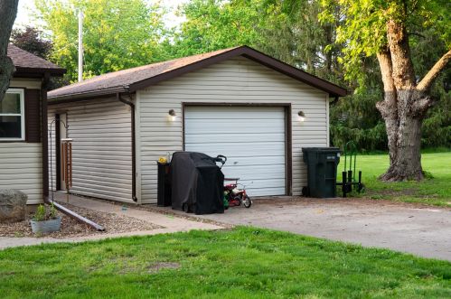 105 4th St, Tabor, IL 61778-9606