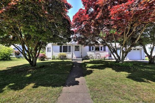 31 Marilyn Ave, Beacon Falls, CT 06403-1303