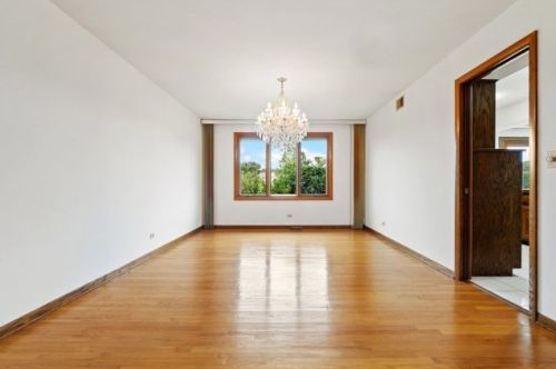 8401 Park Ave, Willowbrook IL 60527-6343 exterior