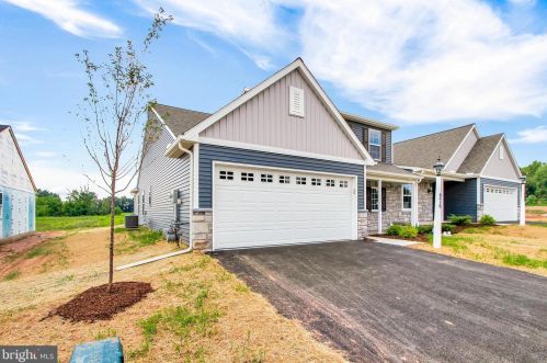 976 Shadowbrooke Dr, York, PA 17315-2862