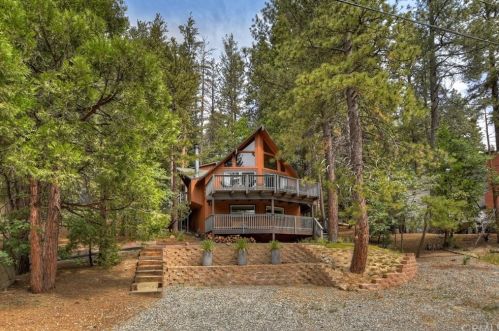 572 Brentwood Dr, Lake Arrowhead, CA