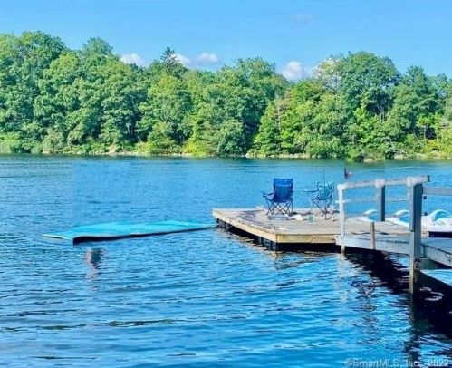 4 Cove View Dr, Quaker Hill CT  06375-1501 exterior