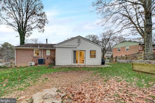 7203 Hadlow Dr, Springfield VA  22152-3529 exterior