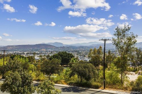 364 Travelodge Dr, El Cajon, CA 92020-4164
