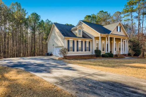 365 Peninsula Dr, Newnan, GA 30263-6089