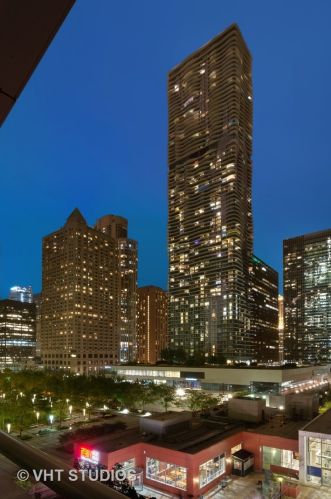 340 Randolph St, Chicago IL  60601-7618 exterior