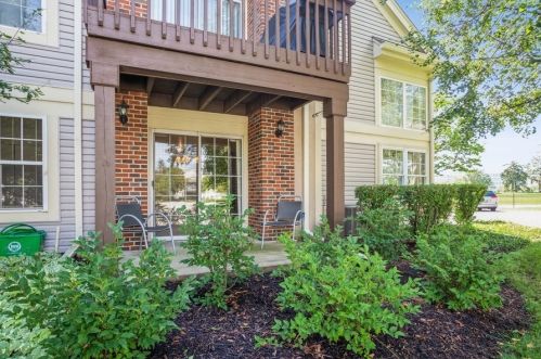 607 Stone Brook Ct, Elk Grove Vlg IL  60007-4095 exterior
