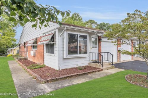 26 Independence Pkwy, Lakehurst, NJ 08759-1640