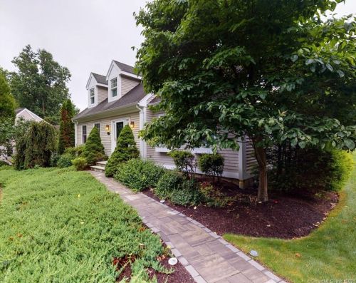 2 Bunker Hill Cir, Huntington, CT 06484-6408