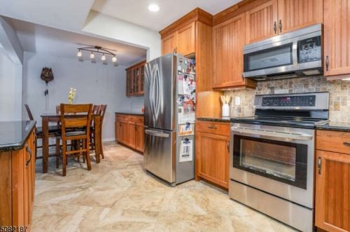 53 Meadowview Dr, Annandale, NJ 08801-1516