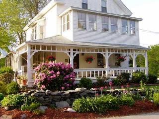 26 Maple Rd, Warren, RI 02885-1417