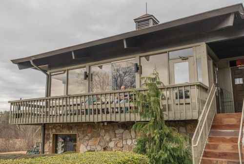 66 Montre Sq, Atlanta GA  30327-4043 exterior