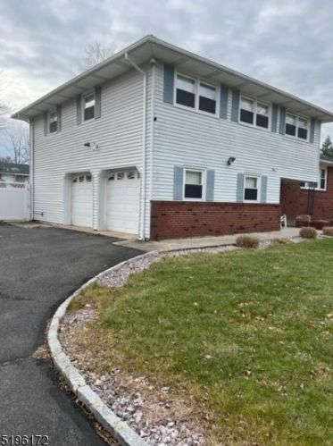 7 Holly Glen Ln, Parsippany, NJ 07054-1610