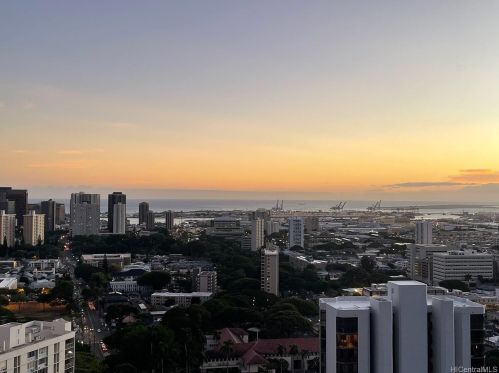 2101 Nuuanu Ave, Honolulu HI  96817-1764 exterior