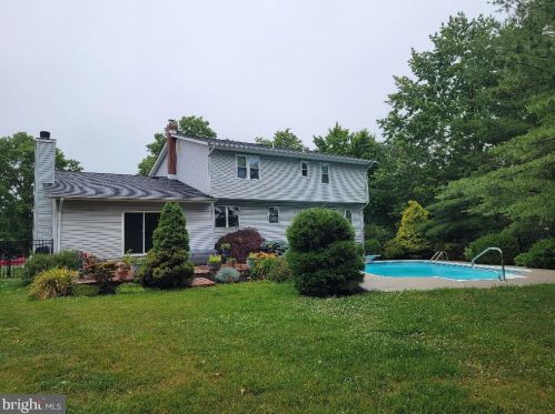 4 Innocenzi Dr, Trenton, NJ 08690-2284