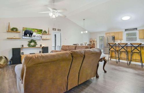 159 Henderson Falls Rd, Toccoa, GA 30577-1838