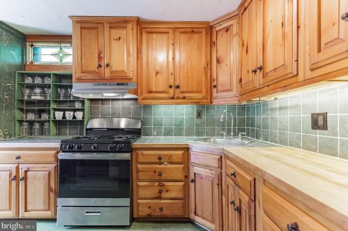 806 Front St, Philadelphia PA 19106-3019 exterior