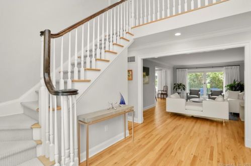 24 Martin Dl, Greenwich CT  06830-4742 exterior