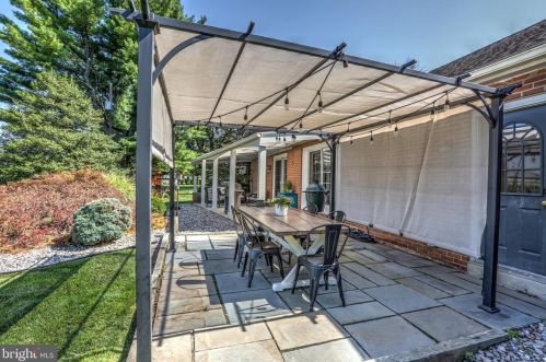 1220 Country Club Dr, Lancaster PA  17601-5208 exterior