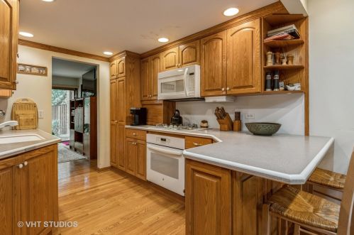 1295 Farnsworth Ln, Buffalo Grove, IL 60089-1222