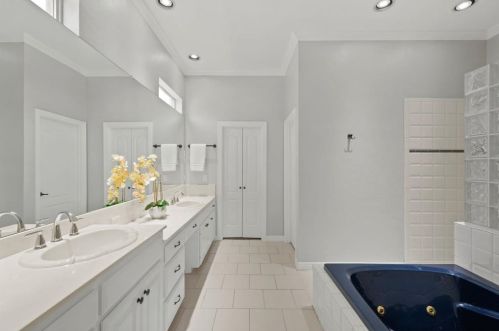 2033 Le Mans Dr, Carrollton TX 75006-4337 exterior