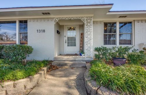 1318 Swallow Ln, Garland, TX 75042-8035