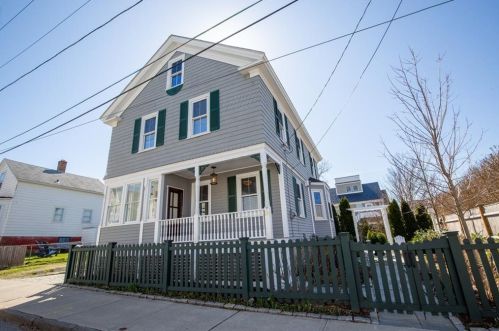 21 Lee Ave, Middletown, RI 02840-4040