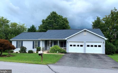 35 Oriole Ln, Falling Waters, WV 25419-4204
