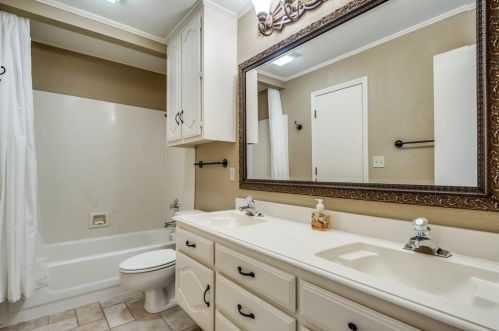 2321 Highland Hts Ln, Carrollton TX 75007-2033 exterior