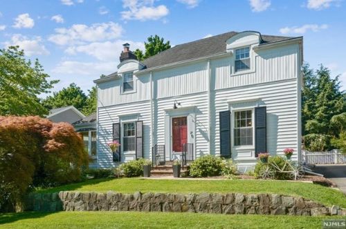24 Princeton Pl, Ridgewood, NJ 07452-2522