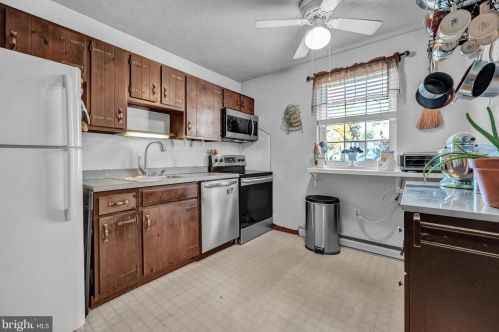 1713 Baron Dr, York, PA 17408-2226