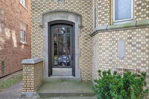 6303 Holbrook St, Chicago, IL 60646-4606