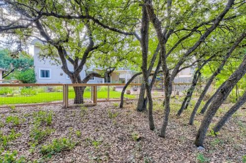 6555 Fair Vly Trl, Austin TX  78749-1266 exterior
