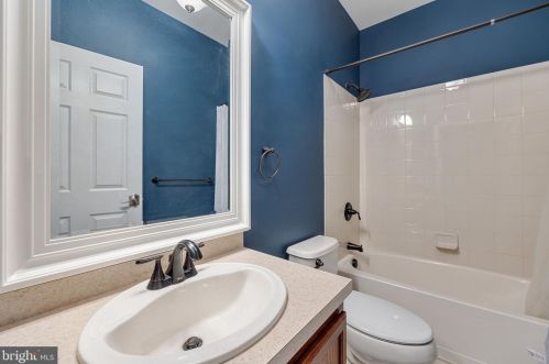 428 Timberlake Dr, Trenton NJ  08618-1475 exterior