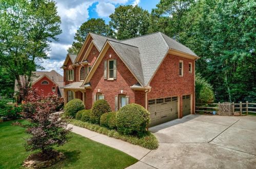 1680 Chattahoochee Run Dr, Suwanee, GA 30024-3816